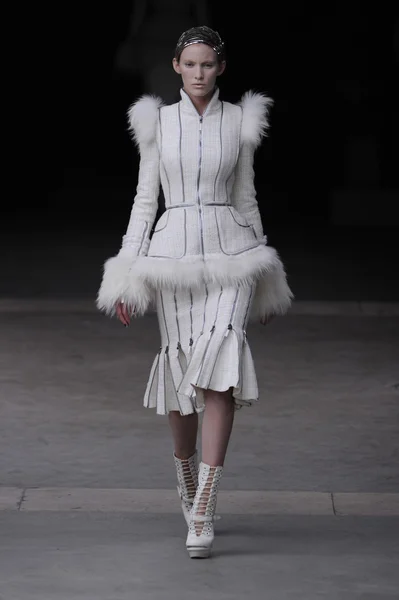 PARIGI, FRANCIA - MARZO 08: Una modella percorre la pista durante la sfilata Alexander McQueen Ready to Wear Autunno Inverno 2011 2012 durante la Paris Fashion Week alla Conciergerie l '8 marzo 2011 a Parigi, Franc — Foto Stock