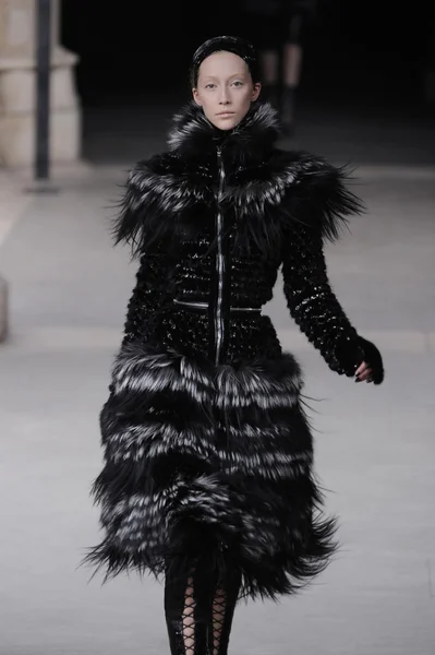 PARIS, FRANCE - MARCH 08: A model walks the runway during the Alexander McQueen Ready to Wear Autumn Winter 2011 2012 show during Paris Fashion Week at La Conciergerie on March 8, 2011 in Paris, Franc — Stock Photo, Image