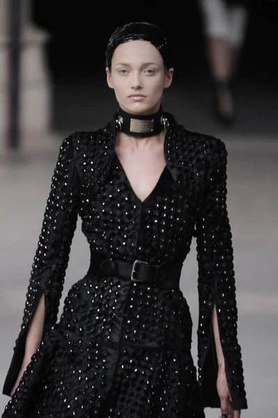 PARIS, FRANCE - MARCH 08: A model walks the runway during the Alexander McQueen Ready to Wear Autumn Winter 2011 2012 show during Paris Fashion Week at La Conciergerie on March 8, 2011 in Paris, Franc — Stock Photo, Image