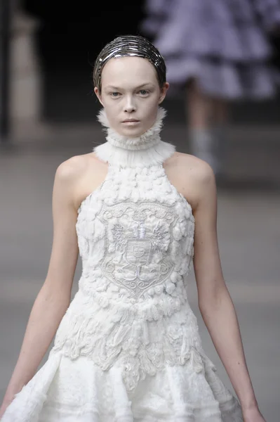 PARÍS, FRANCIA - 08 DE MARZO: Una modelo camina por la pasarela durante el programa Alexander McQueen Ready to Wear Otoño Invierno 2011 2012 durante la Semana de la Moda de París en La Conciergerie el 8 de marzo de 2011 en París, Franc — Foto de Stock