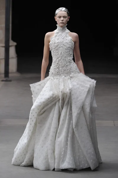 PARIS, FRANÇA - MARÇO 08: Um modelo caminha na pista durante o desfile Alexander McQueen Ready to Wear Autumn Winter 2011 2012 durante a Paris Fashion Week no La Conciergerie em 8 de março de 2011 em Paris, Franc — Fotografia de Stock