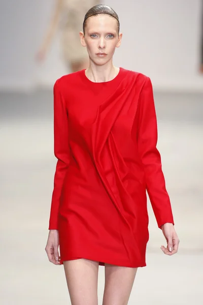 PARIS, FRANCE - MARCH 04: A model walks the runway during the Amaya Arzuaga Ready to Wear Autumn Winter 2011 2012 — Stock Photo, Image