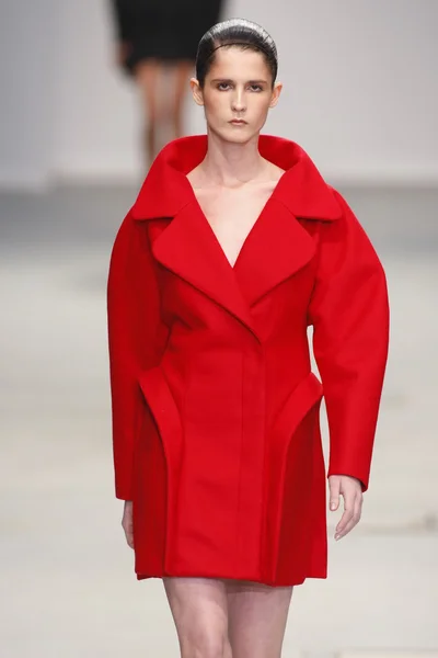 PARIS, FRANCE - MARCH 04: A model walks the runway during the Amaya Arzuaga Ready to Wear Autumn Winter 2011 2012 — Stock Photo, Image