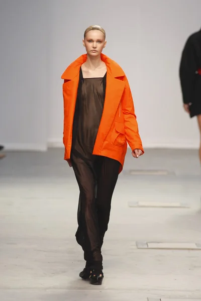 파리, 프랑스-3 월 4: 모델이을 겨울 2011 2012를 입을 준비가 amaya arzuaga 동안 활주로 걸어 — 스톡 사진