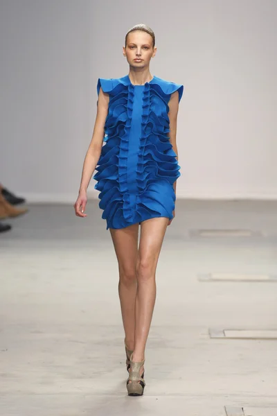 PARIS, FRANCE - MARCH 04: A model walks the runway during the Amaya Arzuaga Ready to Wear Autumn Winter 2011 2012 — Stock Photo, Image