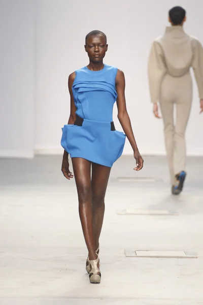 PARIS, FRANCE - MARCH 04: A model walks the runway during the Amaya Arzuaga Ready to Wear Autumn Winter 2011 2012 — Stock Photo, Image