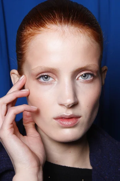 PARIS, FRANCE - MARCH 04: A model poses backstage during the Amaya Arzuaga Ready to Wear Autumn Winter 2011 2012 — Stock Photo, Image