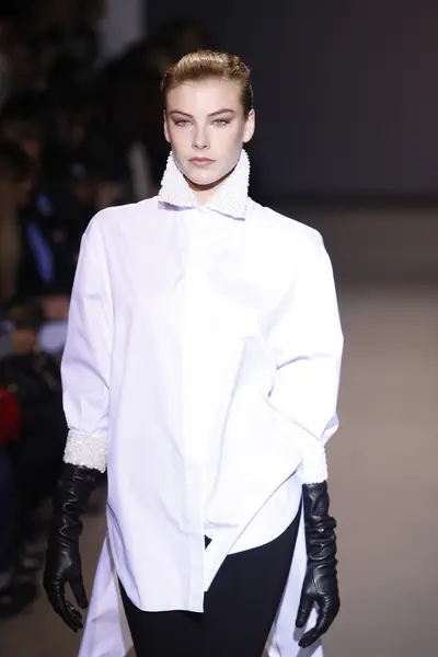 PARIS, FRANCE - MARCH 6: A model walks the runway during the Andrew GN Ready to Wear Autumn Winter 2011 2012 show during Paris Fashion Week on March 6, 2011 in Paris, France — Stock Photo, Image