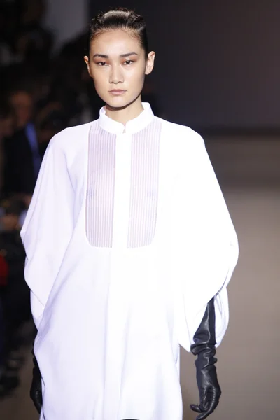 PARIS, FRANCE - MARCH 6: A model walks the runway during the Andrew GN Ready to Wear Autumn Winter 2011 2012 show during Paris Fashion Week on March 6, 2011 in Paris, France — Stock Photo, Image