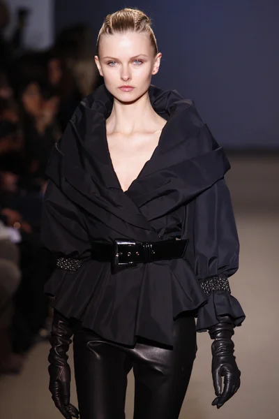 PARIS, FRANCE - MARCH 6: A model walks the runway during the Andrew GN Ready to Wear Autumn Winter 2011 2012 show during Paris Fashion Week on March 6, 2011 in Paris, France — Stock Photo, Image