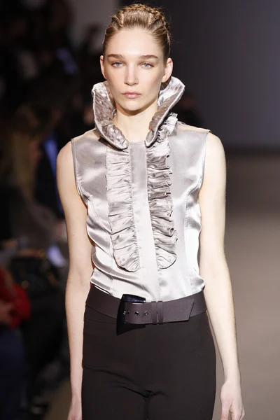 PARIS, FRANCE - MARCH 6: A model walks the runway during the Andrew GN Ready to Wear Autumn Winter 2011 2012 show during Paris Fashion Week on March 6, 2011 in Paris, France — Stock Photo, Image