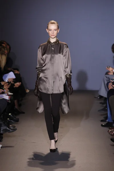 PARIS, FRANCE - MARCH 6: A model walks the runway during the Andrew GN Ready to Wear Autumn Winter 2011 2012 show during Paris Fashion Week on March 6, 2011 in Paris, France — Stock Photo, Image