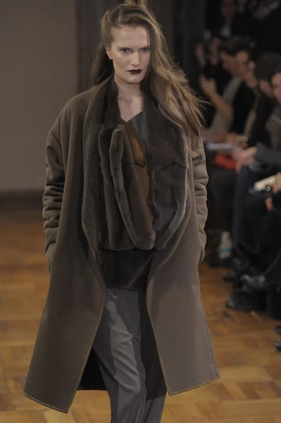 PARIS, FRANÇA - MARÇO 02: Um modelo caminha na pista durante o desfile Anne Valerie Hash Ready to Wear Fall Winter 2011 como parte da Paris Fashion Week em 02 de março de 2012 em Paris, França — Fotografia de Stock