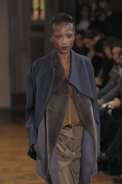 PARIS, FRANÇA - MARÇO 02: Um modelo caminha na pista durante o desfile Anne Valerie Hash Ready to Wear Fall Winter 2011 como parte da Paris Fashion Week em 02 de março de 2012 em Paris, França — Fotografia de Stock