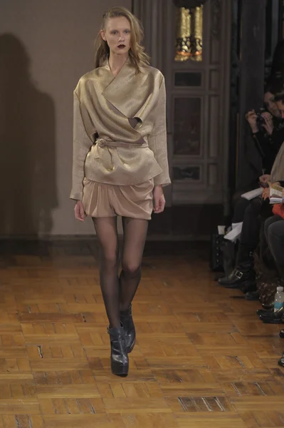 PARIS, FRANCE - MARCH 02: A model walks the runway during the Anne Valerie Hash Ready to Wear Fall Winter 2011 show as part of the Paris Fashion Week on March 02, 2012 in Paris, France — Stock Photo, Image