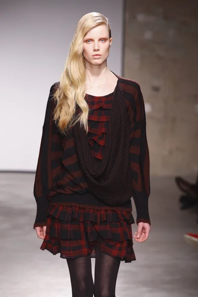 PARIS, FRANCE - FEBRUARY 29: A model walks the runway during the Atsuro Tayama Ready to Wear Fall Winter 2011 show as part of the Paris Fashion Week on February 29, 2012 in Paris, France — Stock Photo, Image