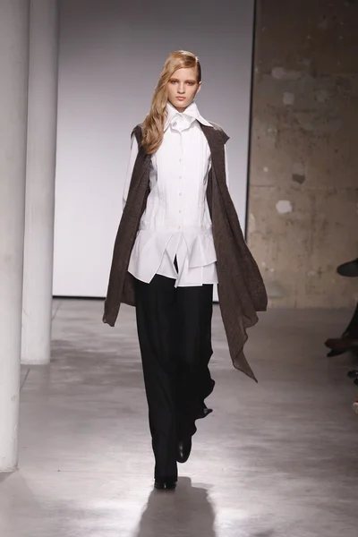 파리, 프랑스-2 월 29 일: 모델에 2012 년 2 월 29 일 파리, 프랑스 파리 패션 위 크의 일환으로가 겨울 2011 쇼를 입을 준비가 atsuro 伏 동안 활주로 걸어 — 스톡 사진