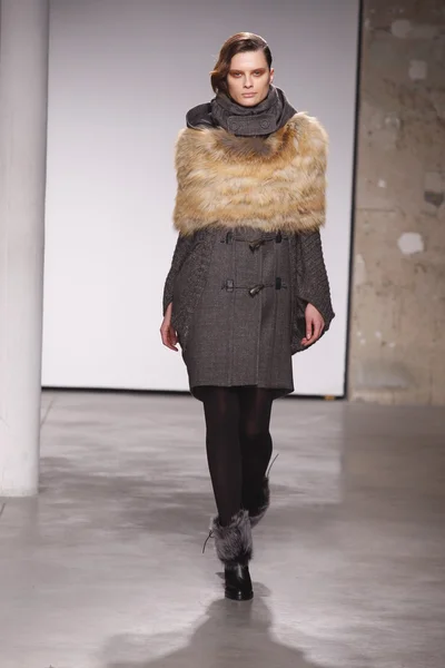 파리, 프랑스-2 월 29 일: 모델에 2012 년 2 월 29 일 파리, 프랑스 파리 패션 위 크의 일환으로가 겨울 2011 쇼를 입을 준비가 atsuro 伏 동안 활주로 걸어 — 스톡 사진