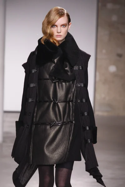 PARIS, FRANCE - FEBRUARY 29: A model walks the runway during the Atsuro Tayama Ready to Wear Fall Winter 2011 show as part of the Paris Fashion Week on February 29, 2012 in Paris, France — Stock Photo, Image