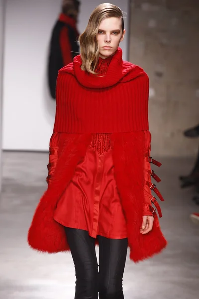 PARIS, FRANÇA - FEVEREIRO 29: Um modelo caminha na pista durante o Atsuro Tayama Ready to Wear Fall Winter 2011 como parte da Paris Fashion Week em 29 de fevereiro de 2012 em Paris, França — Fotografia de Stock