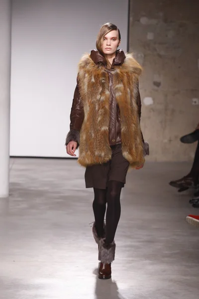 PARIS, FRANCE - FEBRUARY 29: A model walks the runway during the Atsuro Tayama Ready to Wear Fall Winter 2011 show as part of the Paris Fashion Week on February 29, 2012 in Paris, France — Stock Photo, Image