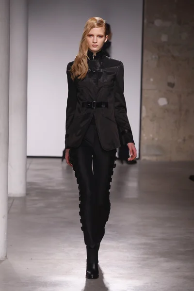 PARIS, FRANCE - FEBRUARY 29: A model walks the runway during the Atsuro Tayama Ready to Wear Fall Winter 2011 show as part of the Paris Fashion Week on February 29, 2012 in Paris, France — Stock Photo, Image