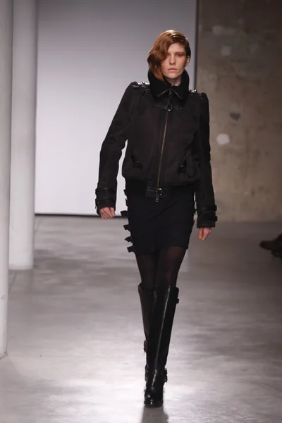 Paříž, Francie - 29. února: model procházky dráhy během atsuro tayama konfekce podzim zima 2011 show v rámci paris fashion Week v únoru 29, 2012 v Paříži, Francie — Stock fotografie