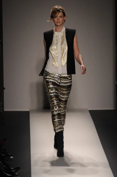 Paris, Frankrike - mars 03: en modell går banan under balmain redo att bära höst vinter 2011 2012 show under paris modevecka på le grand hotel på mars 3, 2011 i paris, Frankrike. — Stockfoto