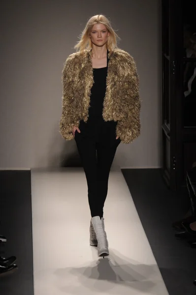 파리, 프랑스-3 월 3: 모델 2011 년 3 월 3 일 프랑스 파리에서 파리 패션 위 크 기간 동안가 겨울 2011 2012 쇼 르 그랜드 호텔에 입을 준비가 발 메인 동안 활주로 걸어. — 스톡 사진