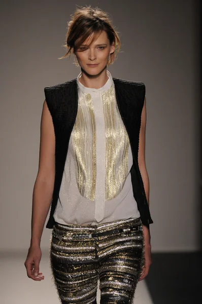 Paris, Franciaország - március 03: egy modell sétál a kifutópálya alatt a balmain kész viselni őszi téli 2011 2012 show során párizsi fashion week: le grand hotel, március 3, 2011-ben Párizs, Franciaország. — Stock Fotó