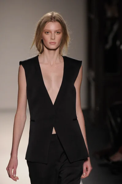 PARIS, FRANCE - MARCH 03: A model walks the runway during the Balmain Ready to Wear Autumn Winter 2011 2012 show during Paris Fashion Week at Le Grand Hotel on March 3, 2011 in Paris, France. — Stock Photo, Image