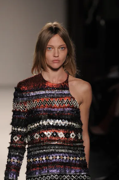 PARIS, FRANCE - MARCH 03: A model walks the runway during the Balmain Ready to Wear Autumn Winter 2011 2012 show during Paris Fashion Week at Le Grand Hotel on March 3, 2011 in Paris, France. — Stock Photo, Image