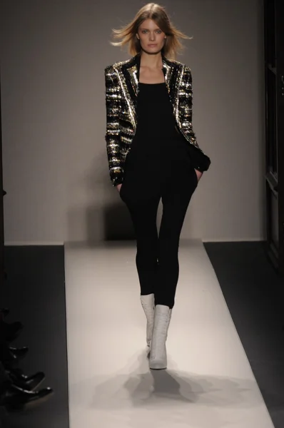 PARIS, FRANCE - MARCH 03: A model walks the runway during the Balmain Ready to Wear Autumn Winter 2011 2012 show during Paris Fashion Week at Le Grand Hotel on March 3, 2011 in Paris, France. — Stock Photo, Image