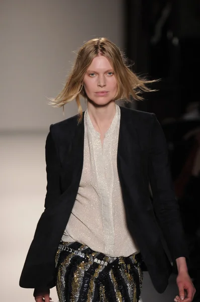 PARIS, FRANCE - MARCH 03: A model walks the runway during the Balmain Ready to Wear Autumn Winter 2011 2012 show during Paris Fashion Week at Le Grand Hotel on March 3, 2011 in Paris, France. — Stock Photo, Image