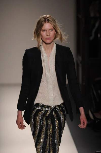 PARIS, FRANCE - MARCH 03: A model walks the runway during the Balmain Ready to Wear Autumn Winter 2011 2012 show during Paris Fashion Week at Le Grand Hotel on March 3, 2011 in Paris, France. — Stock Photo, Image