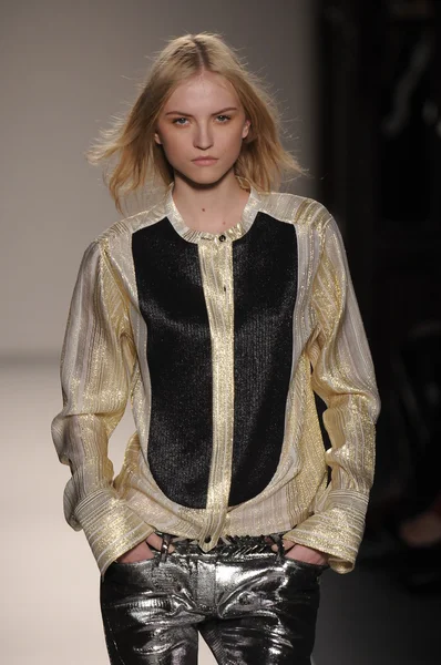 파리, 프랑스-3 월 3: 모델 2011 년 3 월 3 일 프랑스 파리에서 파리 패션 위 크 기간 동안가 겨울 2011 2012 쇼 르 그랜드 호텔에 입을 준비가 발 메인 동안 활주로 걸어. — 스톡 사진