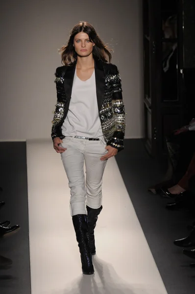 PARIS, FRANCE - MARCH 03: A model walks the runway during the Balmain Ready to Wear Autumn Winter 2011 2012 show during Paris Fashion Week at Le Grand Hotel on March 3, 2011 in Paris, France. — Stock Photo, Image