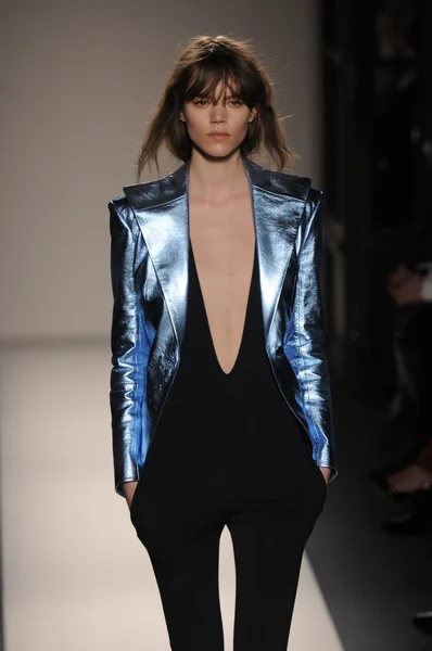 Paris, Frankrike - mars 03: en modell går banan under balmain redo att bära höst vinter 2011 2012 show under paris modevecka på le grand hotel på mars 3, 2011 i paris, Frankrike. — Stockfoto