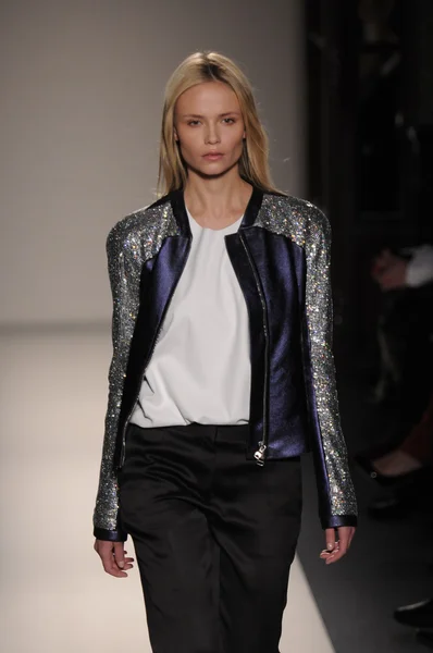 PARIS, FRANCE - MARCH 03: A model walks the runway during the Balmain Ready to Wear Autumn Winter 2011 2012 show during Paris Fashion Week at Le Grand Hotel on March 3, 2011 in Paris, France. — Stock Photo, Image