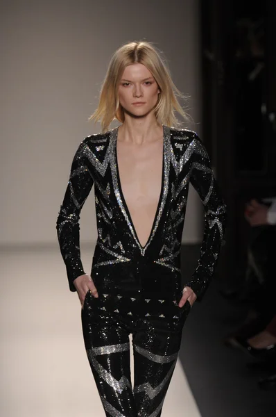 PARIS, FRANCE - MARCH 03: A model walks the runway during the Balmain Ready to Wear Autumn Winter 2011 2012 show during Paris Fashion Week at Le Grand Hotel on March 3, 2011 in Paris, France. — Stock Photo, Image