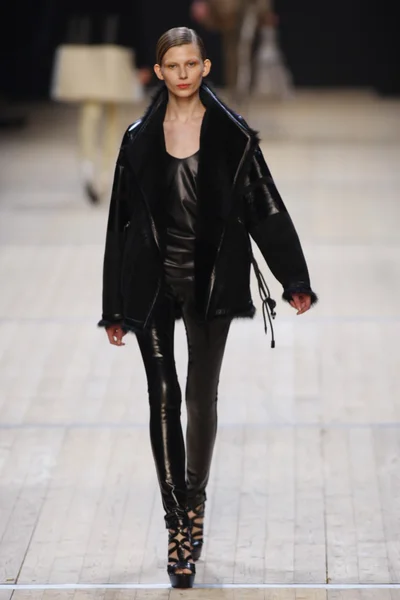 PARIS, FRANCE - MARCH 03: A model walks runway during the Barbara Bui Ready to Wear Autumn Winter 2011 2012 show during Paris Fashion Week at Pavillon Concorde on March 3, 2011 in Paris, France. — Stock Photo, Image