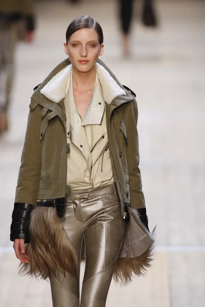 PARIGI, FRANCIA - MARZO 03: Una modella cammina sulla passerella durante la sfilata di Barbara Bui Ready to Wear Autunno Inverno 2011 2012 durante la Paris Fashion Week al Pavillon Concorde il 3 marzo 2011 a Parigi, Francia . — Foto Stock