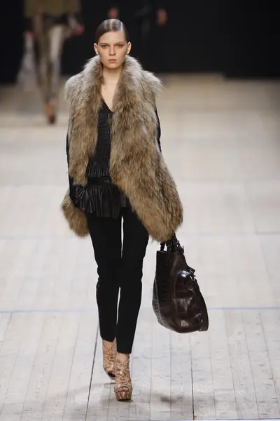 PARIS, FRANÇA - MARÇO 03: Um modelo caminha na pista durante o desfile Barbara Bui Ready to Wear Autumn Winter 2011 2012 durante a Paris Fashion Week no Pavillon Concorde em 3 de março de 2011 em Paris, França . — Fotografia de Stock