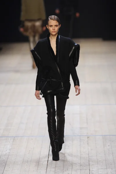 PARIS, FRANCE - MARCH 03: A model walks runway during the Barbara Bui Ready to Wear Autumn Winter 2011 2012 show during Paris Fashion Week at Pavillon Concorde on March 3, 2011 in Paris, France. — Stock Photo, Image