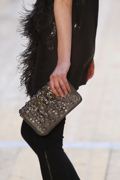 PARIGI, FRANCIA - MARZO 03: Una modella cammina sulla passerella durante la sfilata di Barbara Bui Ready to Wear Autunno Inverno 2011 2012 durante la Paris Fashion Week al Pavillon Concorde il 3 marzo 2011 a Parigi, Francia . — Foto Stock