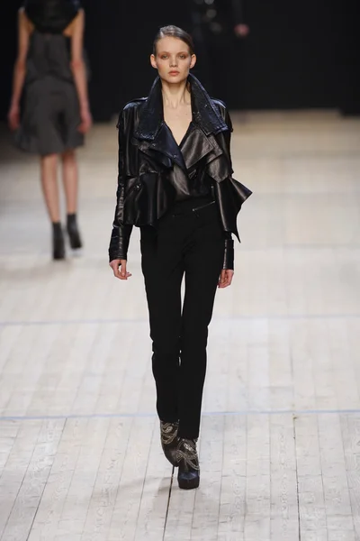 PARIS, FRANCE - MARCH 03: A model walks runway during the Barbara Bui Ready to Wear Autumn Winter 2011 2012 show during Paris Fashion Week at Pavillon Concorde on March 3, 2011 in Paris, France. — Stock Photo, Image