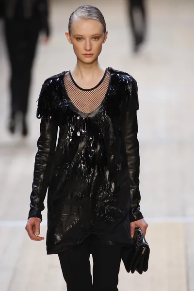 PARIS, FRANCE - MARCH 03: A model walks runway during the Barbara Bui Ready to Wear Autumn Winter 2011 2012 show during Paris Fashion Week at Pavillon Concorde on March 3, 2011 in Paris, France. — Stock Photo, Image