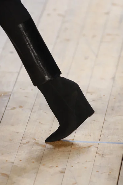 巴黎，法国-3 月 03： 模型走芭芭拉 bui 准备在 2011 年 3 月 3 日在巴黎，法国在帕维隆煌穿秋冬季 2011年展在巴黎时装周期间在跑道. — 图库照片