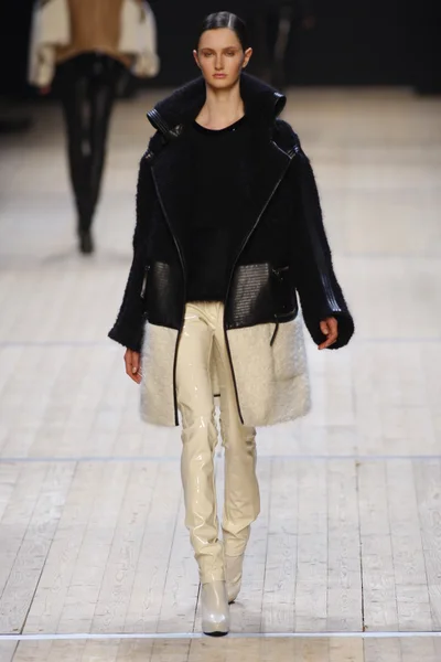 PARIS, FRANCE - MARCH 03: A model walks runway during the Barbara Bui Ready to Wear Autumn Winter 2011 2012 show during Paris Fashion Week at Pavillon Concorde on March 3, 2011 in Paris, France. — Stock Photo, Image