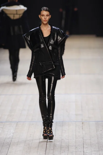 PARIS, FRANCE - MARCH 03: A model walks runway during the Barbara Bui Ready to Wear Autumn Winter 2011 2012 show during Paris Fashion Week at Pavillon Concorde on March 3, 2011 in Paris, France. — Stock Photo, Image